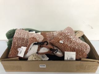 BOX OF HATS & SNOODS (619357)