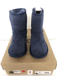 UGG KIDS CLASSIC II NAVY BOOTS - SIZE: 1 (619357)