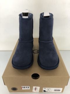 UGG KIDS CLASSIC II NAVY BOOTS - SIZE: 1 (619357)