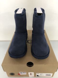 UGG KIDS CLASSIC II NAVY BOOTS - SIZE: 1 (619357)