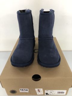 UGG KIDS CLASSIC II NAVY BOOTS - SIZE: 1 (619357)