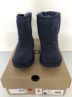 UGG KIDS CLASSIC II NAVY BOOTS - SIZE: 1 (619357)