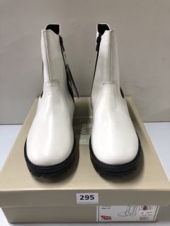 JOHN LEWIS MID CHUNKY CHELSEA WHITE BOOTS - SIZE: 6 (611276)