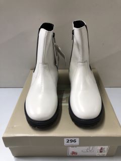 JOHN LEWIS MID CHUNKY CHELSEA WHITE BOOTS - SIZE: 5 (611276)