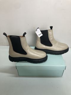 SHOE THE BEAR CHELSEA BEIGE BOOTS - SIZE: 7 (655262)