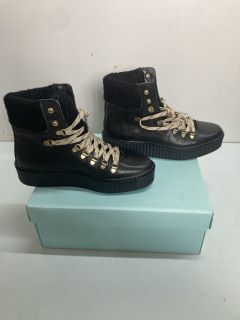 SHOE THE BEAR WARM LINED BLACK BOOTS - SIZE: 5 (655262)