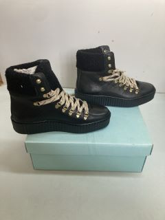 SHOE THE BEAR WARM LINED BLACK BOOTS - SIZE: 5 (655262)