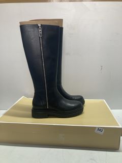 MICHAEL KORS REGAN LEATHER BOOTS - SIZE: 6 (649864)