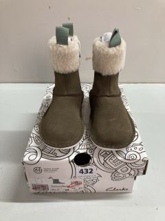 CLARKS BANBROOK WARMK WALNUT SUEDE CHILDREN'S BOOTS - SIZE: 8 1/2 (636209)