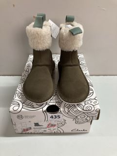 CLARKS BANBROOK WARMK WALNUT SUEDE CHILDREN'S BOOTS - SIZE: 7 1/2 (636209)