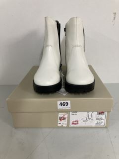 JOHN LEWIS MID CHUNKY CHELSEA WHITE BOOTS - SIZE: 3 (603442)