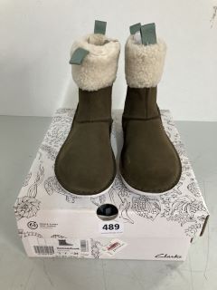 CLARKS BANBROOK WARMK WALNUT SUEDE CHILDREN'S BOOTS - SIZE: 2 (603442)