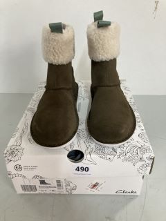 CLARKS BANBROOK WARMK WALNUT SUEDE CHILDREN'S BOOTS - SIZE: 1 1/2 (603442)