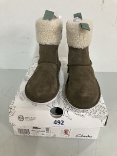 CLARKS BANBROOK WARMK WALNUT SUEDE CHILDREN'S BOOTS - SIZE: 11 1/2 (603442)