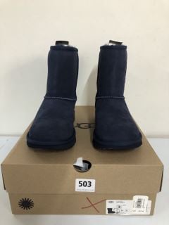 UGG KIDS CLASSIC II NAVY BOOTS - SIZE: 2 (638484)