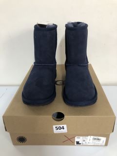 UGG KIDS CLASSIC II NAVY BOOTS - SIZE: 2 (638484)