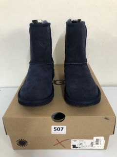 UGG KIDS CLASSIC II NAVY BOOTS - SIZE: 2 (638484)