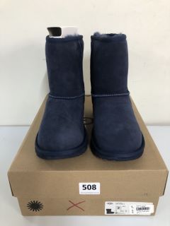 UGG KIDS CLASSIC II NAVY BOOTS - SIZE: 1 (638484)