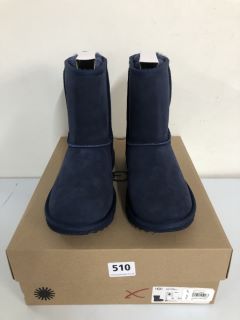 UGG KIDS CLASSIC II NAVY BOOTS - SIZE: 3 (638484)