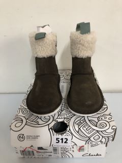 CLARKS BANBROOK WARMK WALNUT SUEDE CHILDREN'S BOOTS - SIZE: 7 1/2 (638484)