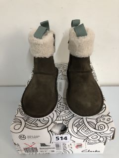 CLARKS BANBROOK WARMK WALNUT SUEDE CHILDREN'S BOOTS - SIZE: 8 1/2 (638484)