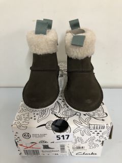 CLARKS BANBROOK WARMK WALNUT SUEDE CHILDREN'S BOOTS - SIZE: 5 (638484)