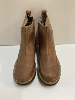 CLARKS PRAGUE TOP K LIGHT TAN BOOTS - SIZE: 2 1/2 (629163)