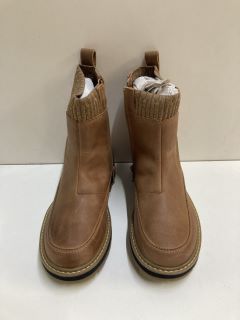 CLARKS PRAGUE TOP K LIGHT TAN BOOTS - SIZE: 13 (629163)