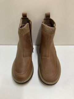 CLARKS PRAGUE TOP K LIGHT TAN BOOTS - SIZE: 12 1/2 (629163)