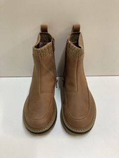 CLARKS PRAGUE TOP K LIGHT TAN BOOTS - SIZE: 11 1/2 (629163)