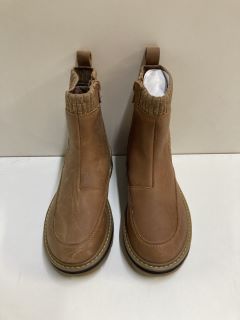 CLARKS PRAGUE TOP K LIGHT TAN BOOTS - SIZE: 11 1/2 (629163)