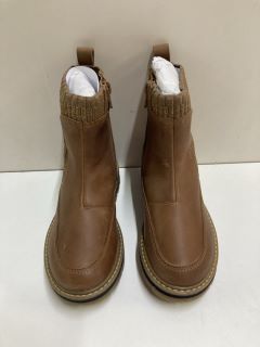 CLARKS PRAGUE TOP K LIGHT TAN BOOTS - SIZE: 11 (629163)