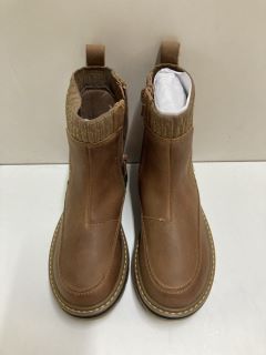 CLARKS PRAGUE TOP K LIGHT TAN BOOTS - SIZE: 10 1/2 (629163)