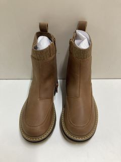 CLARKS PRAGUE TOP K LIGHT TAN BOOTS - SIZE: 10 (629163)