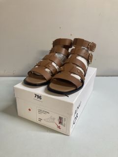 AND/OR LOCATION BROWN TAN SHOES - SIZE 4 (663049)