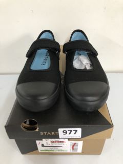 START RITE CHILDREN'S HOP HOP BLACK CANVAS SHOES - SIZE 1 F (605000)