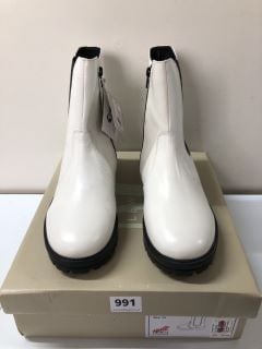 JOHN LEWIS MID CHUNKY CHELSEA WHITE BOOTS - SIZE 6 (605000)