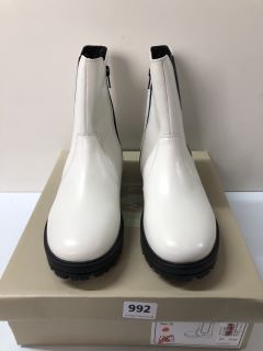 JOHN LEWIS MID CHUNKY CHELSEA WHITE BOOTS - SIZE 5 (605000)