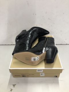 MICHAEL KORS DOVER HEELED BOOTS IN BLACK SIZE 8.5M