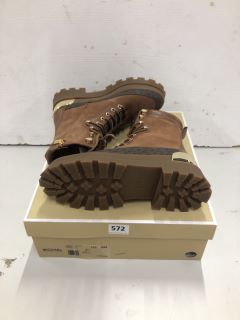 MICHAEL KORS LACE UP BOOTS IN BROWN SIZE 8M