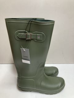 FOUR PAIRS OF ASSORTED WELLIES TO INCLUDE SIZE 7