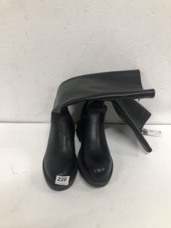 BLACK BOOTS SIZE:6