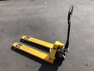 PALLET TRUCK (MPSZ07577699) (COLLECTION ONLY)