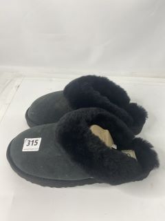 UGG SLIPPERS (UK SIZE 8)