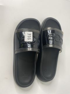 UGG BLACK SLIDERS (UK SIZE UNKNOWN SIZE)