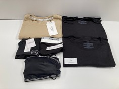 6 X CALVIN KLEIN GARMENTS VARIOUS SIZES AND MODELS INCLUDING UNDERWEAR SIZE M - LOCATION 17A.