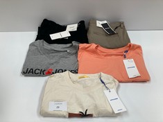 5 X JACK & JONES GARMENTS VARIOUS SIZES AND MODELS INCLUDING GREEN TROUSERS SIZE 32 - LOCATION 25A.