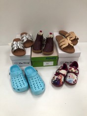 5 X VARIOUS STYLES OF SLIPPERS INCLUDING SILVER SANDALS SIZE 36 - LOCATION 30C.