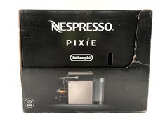 NESPRESSO DE'LONGHI PIXIE EN125R - NESPRESSO CAPSULE COFFEE MACHINE, 19 BAR, AUTOMATIC SHUT-OFF, CARMINE RED - LOCATION 22C.