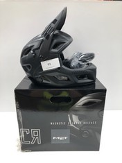 HELMET MET MAGNETIC CHINBAR RELEASE SIZE M-LOCATION 18A.